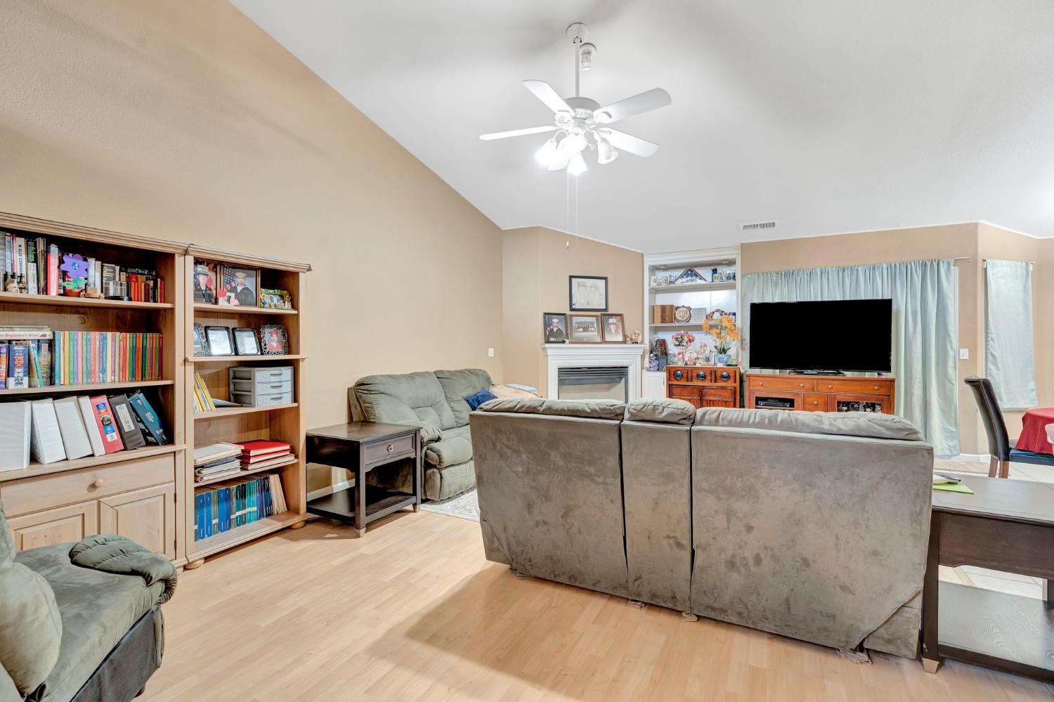385 S Thomas Ave, Kerman, CA 93630
