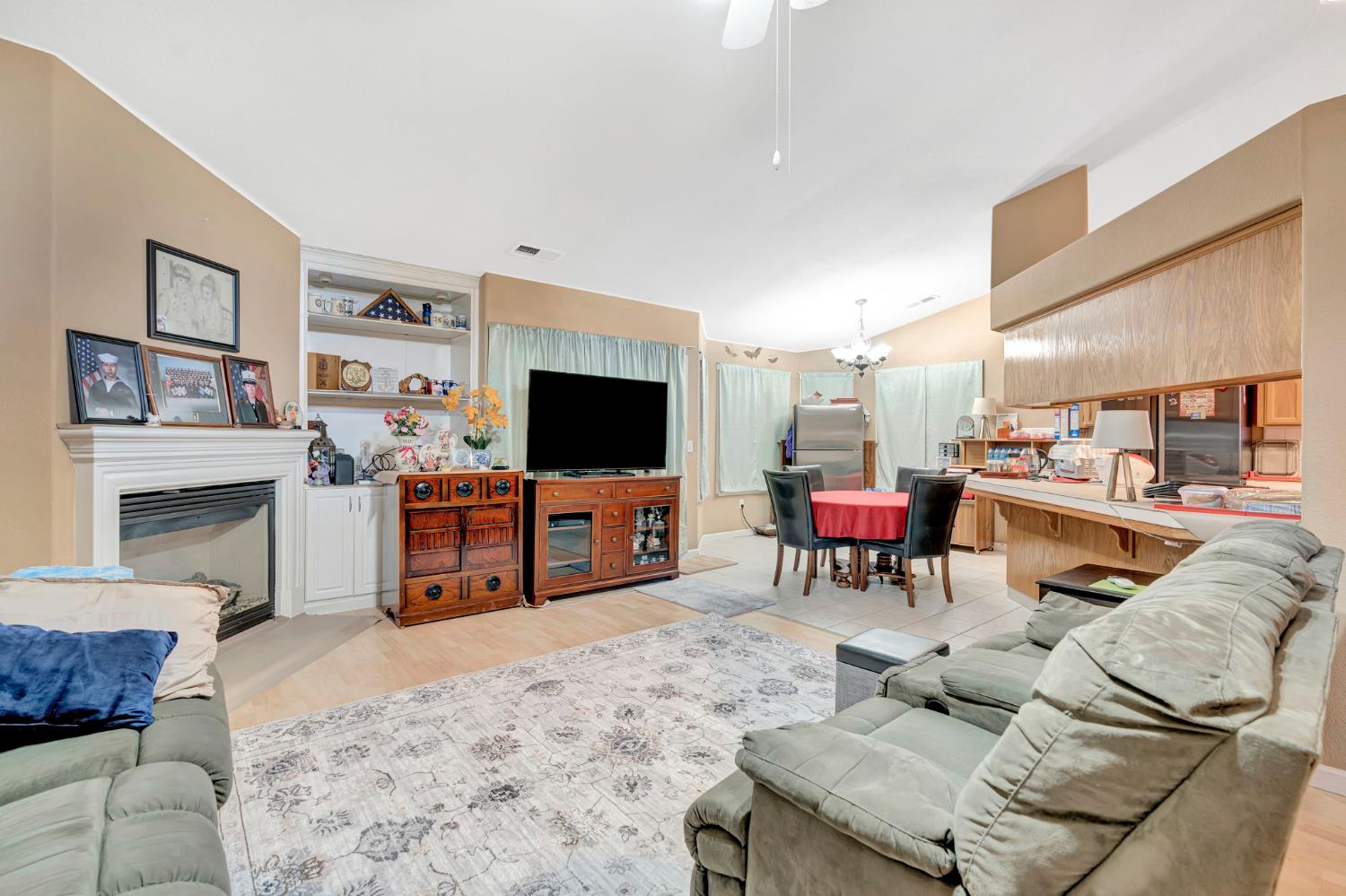 385 S Thomas Ave, Kerman, CA 93630