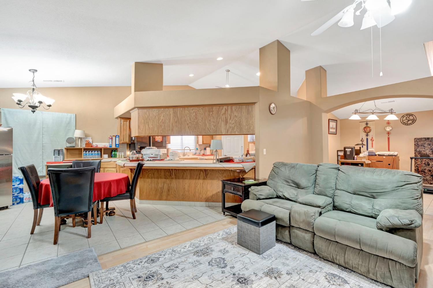 385 S Thomas Ave, Kerman, CA 93630