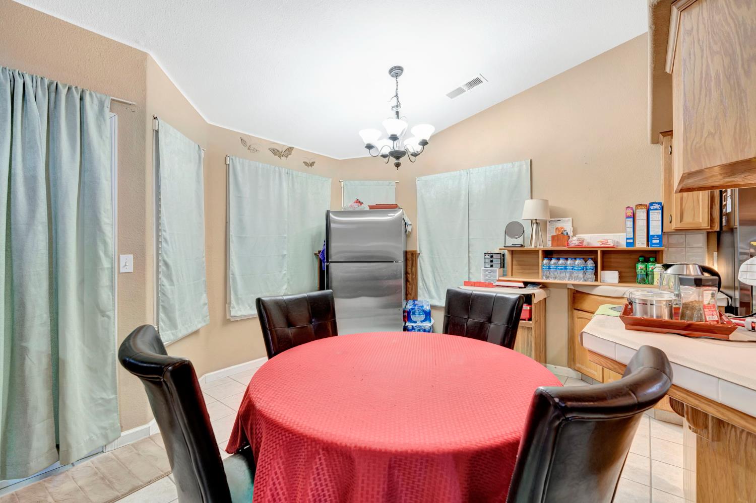 385 S Thomas Ave, Kerman, CA 93630