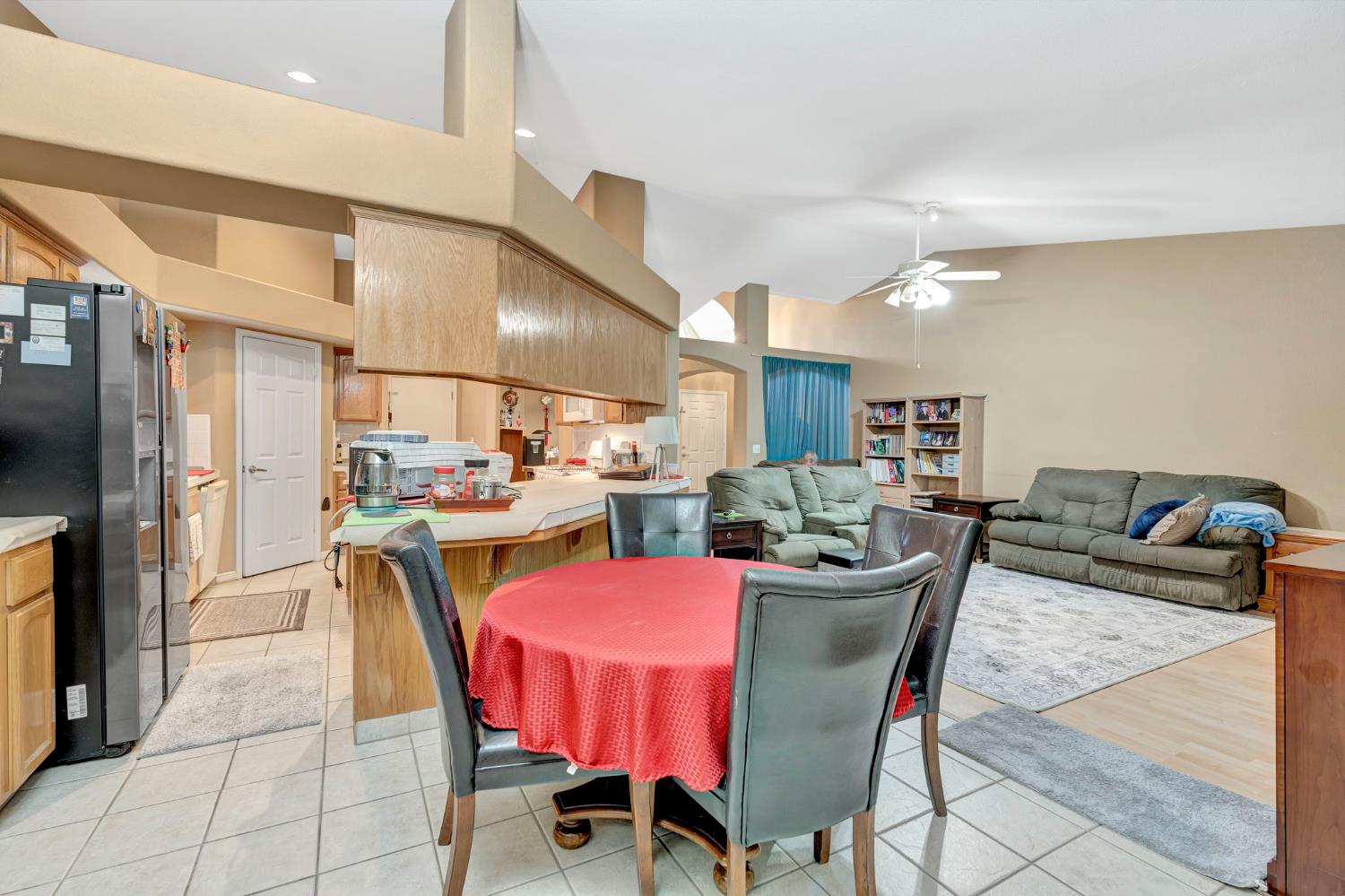 385 S Thomas Ave, Kerman, CA 93630