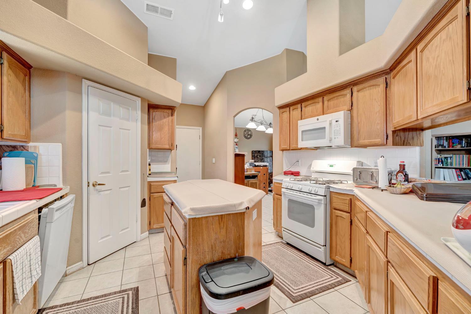 385 S Thomas Ave, Kerman, CA 93630