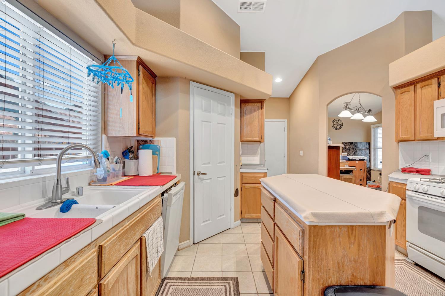 385 S Thomas Ave, Kerman, CA 93630