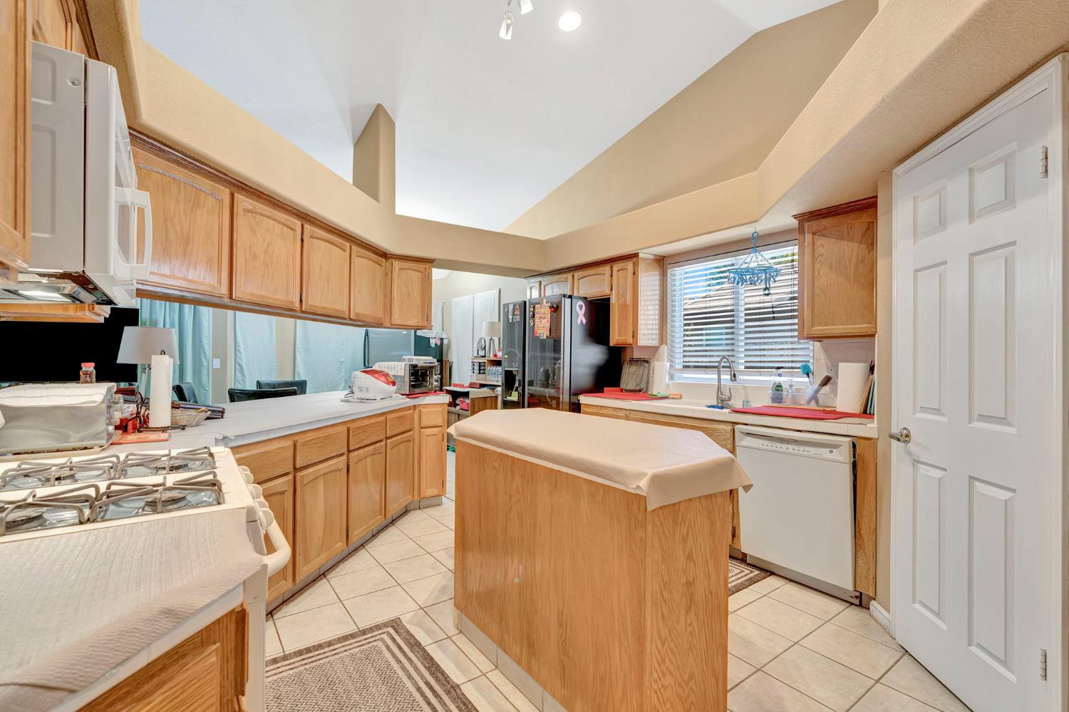385 S Thomas Ave, Kerman, CA 93630