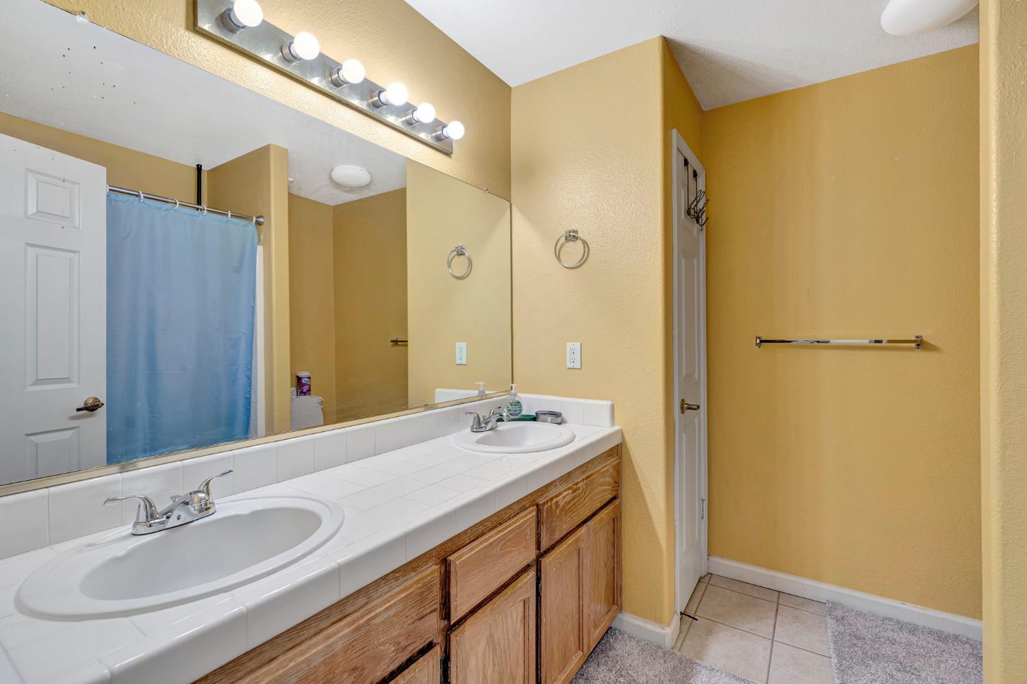 385 S Thomas Ave, Kerman, CA 93630