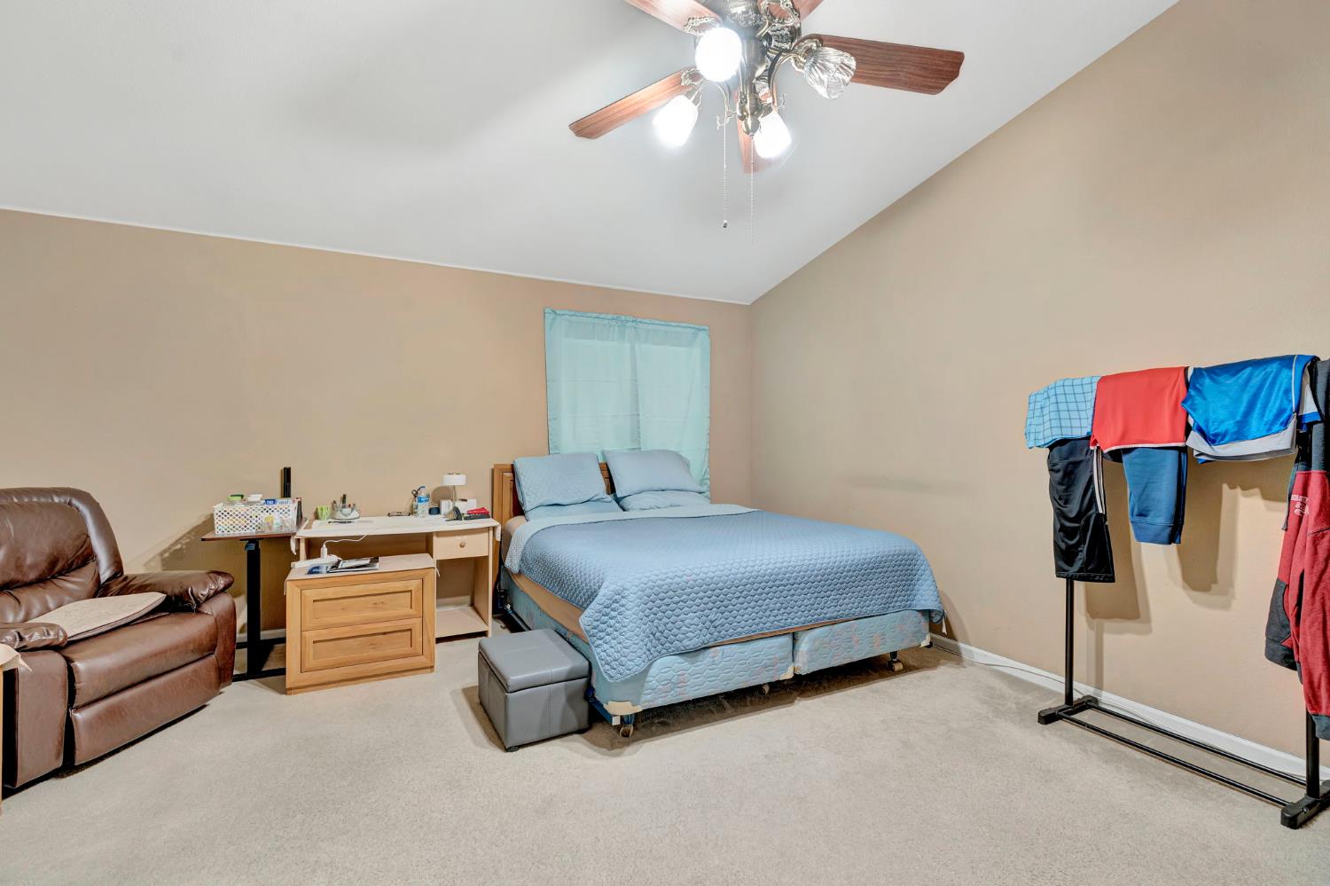 385 S Thomas Ave, Kerman, CA 93630