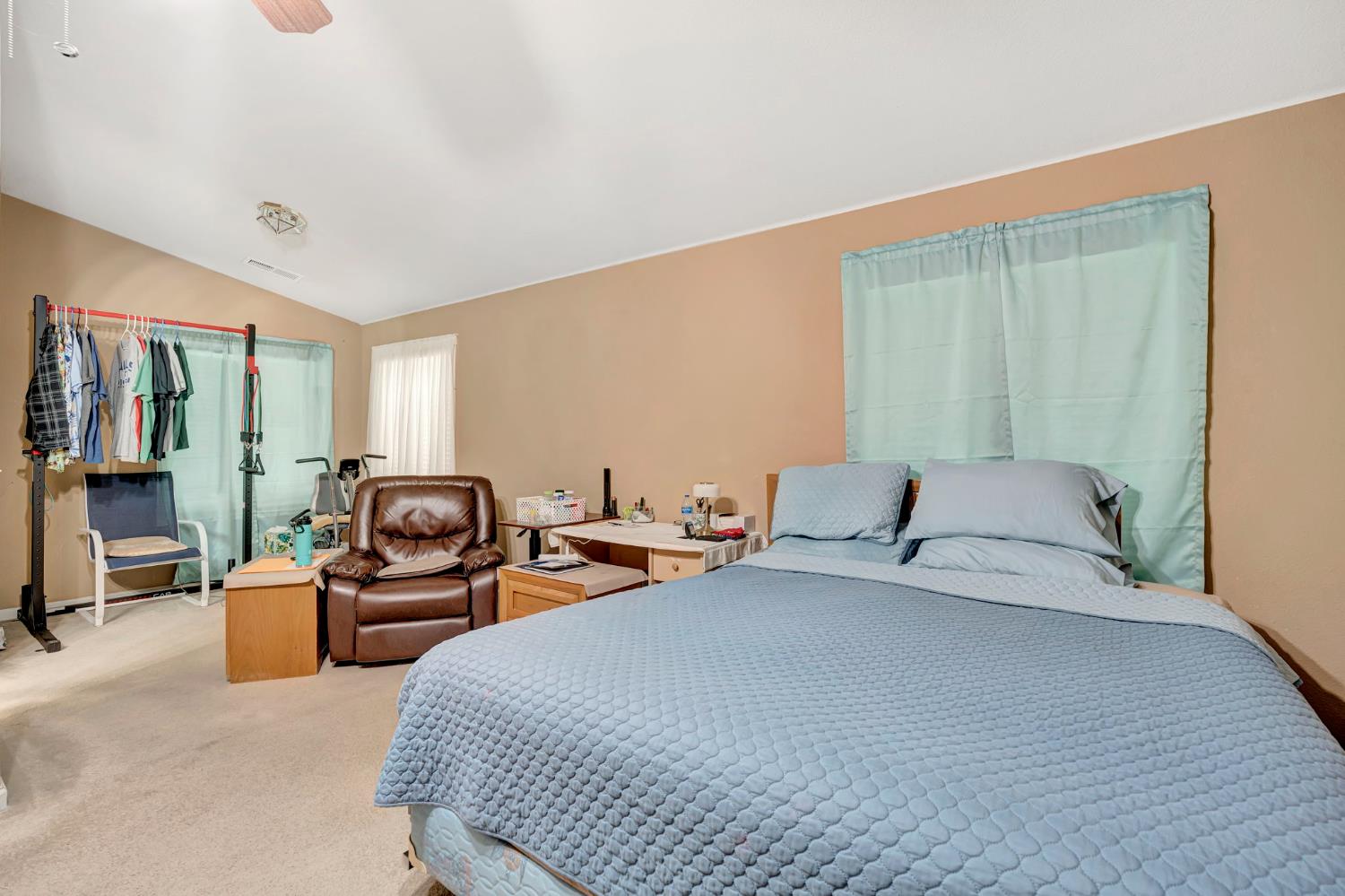 385 S Thomas Ave, Kerman, CA 93630