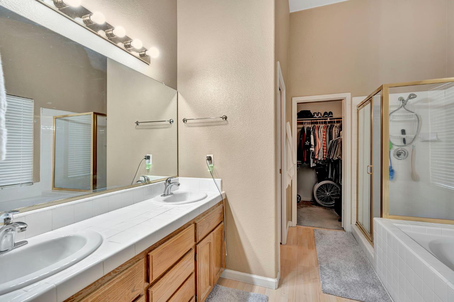 385 S Thomas Ave, Kerman, CA 93630