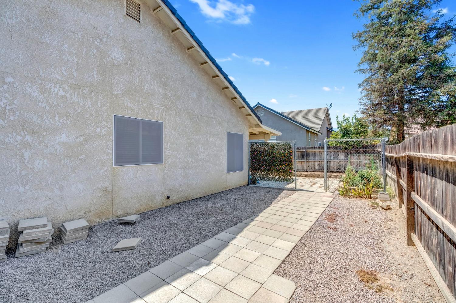 385 S Thomas Ave, Kerman, CA 93630