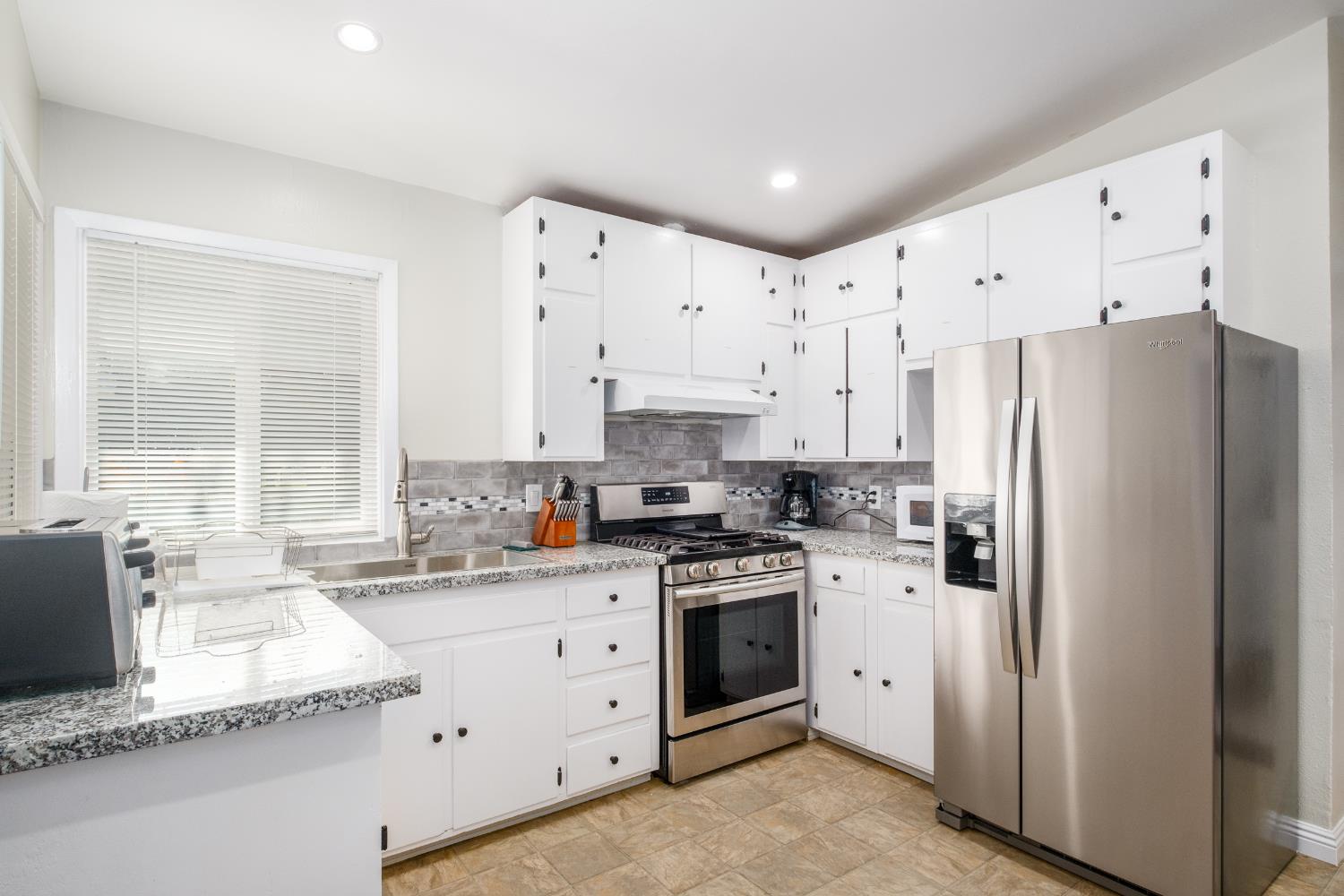 1116 W Dakota Ave, Fresno, CA 93705