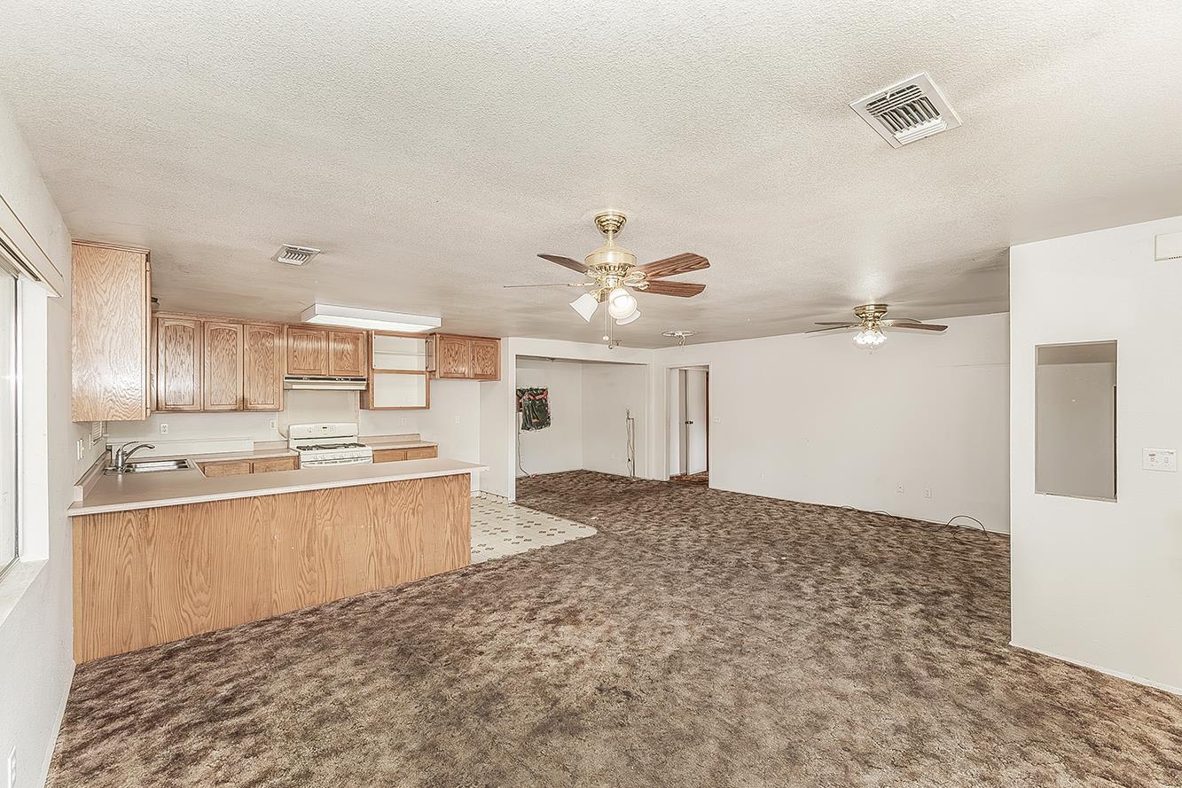 9016 E Dinuba Ave, Selma, CA 93662
