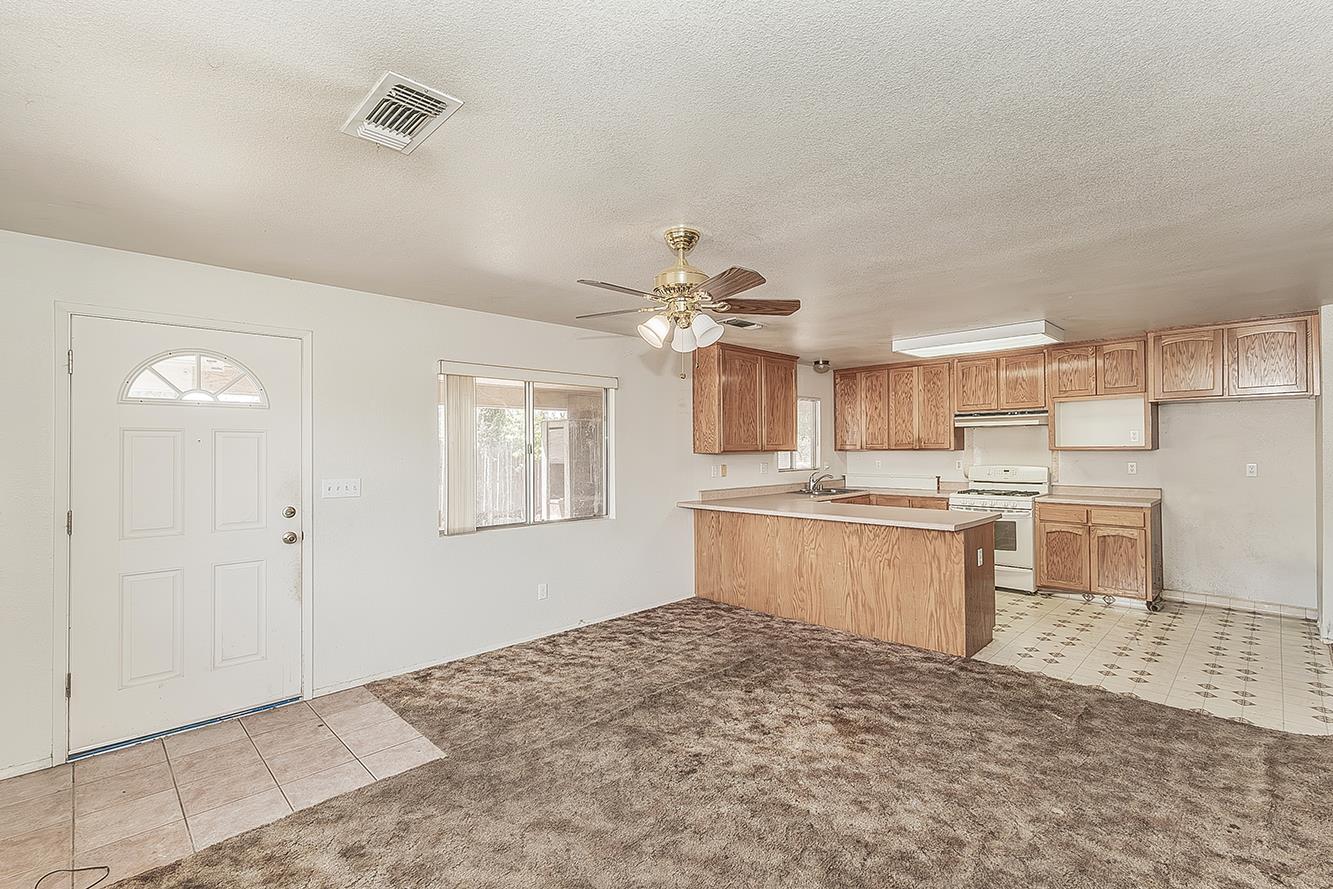 9016 E Dinuba Ave, Selma, CA 93662