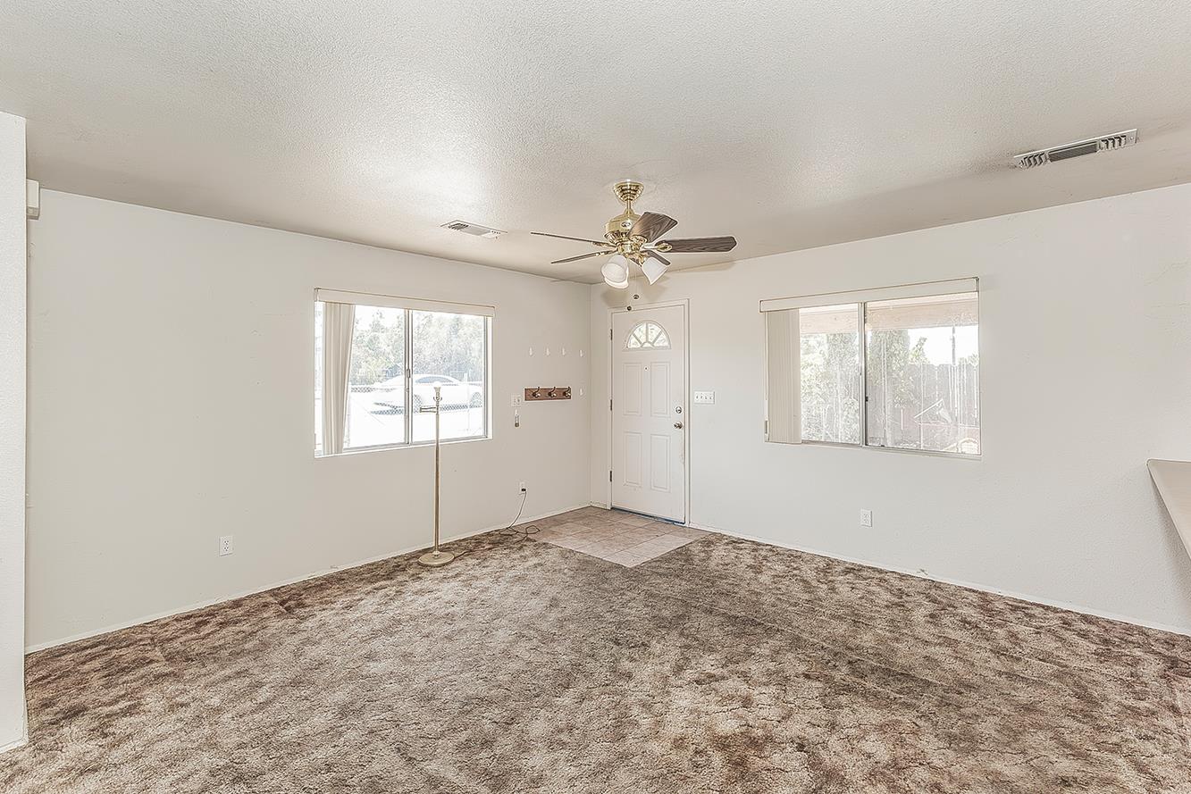 9016 E Dinuba Ave, Selma, CA 93662