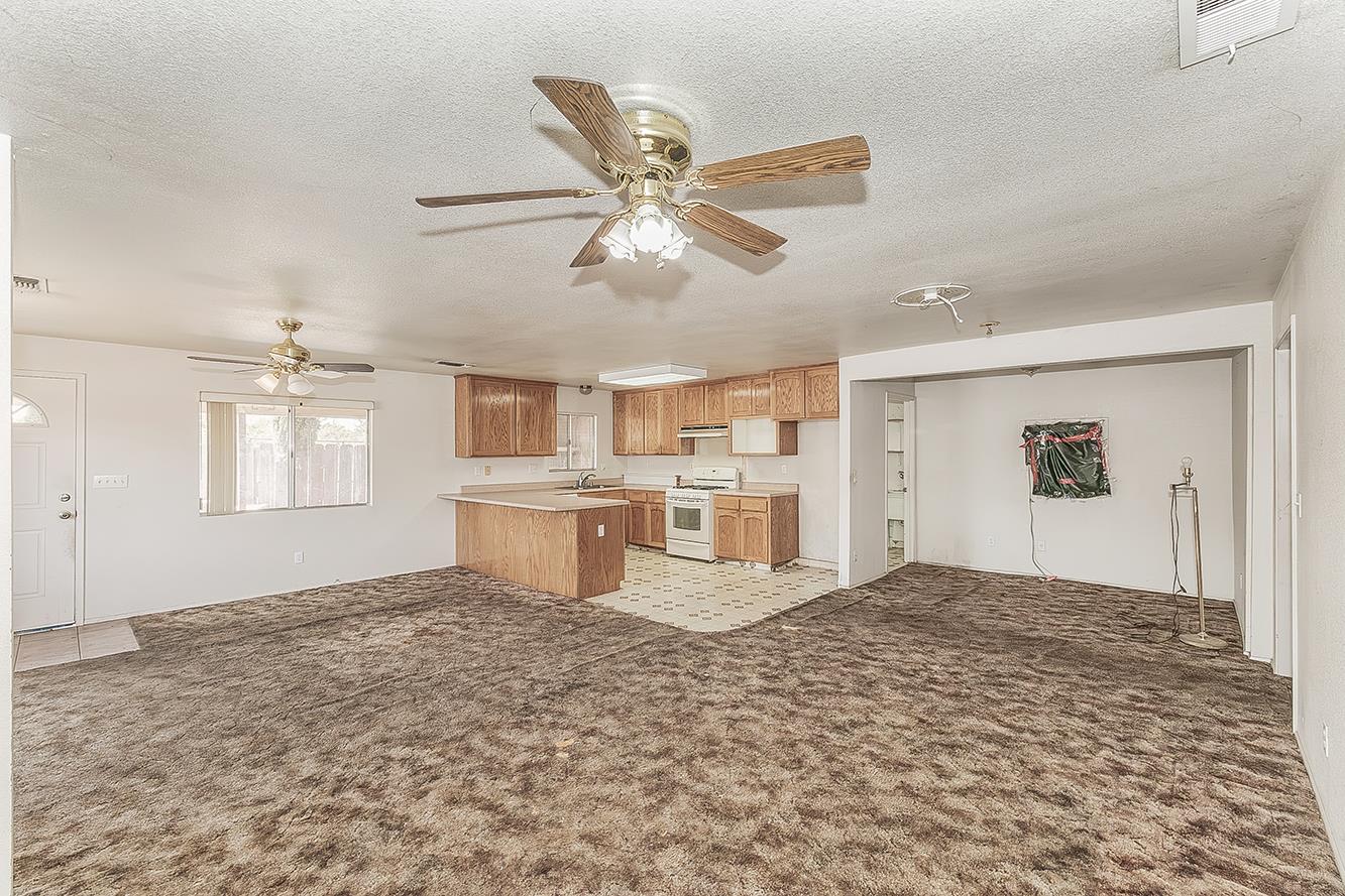 9016 E Dinuba Ave, Selma, CA 93662
