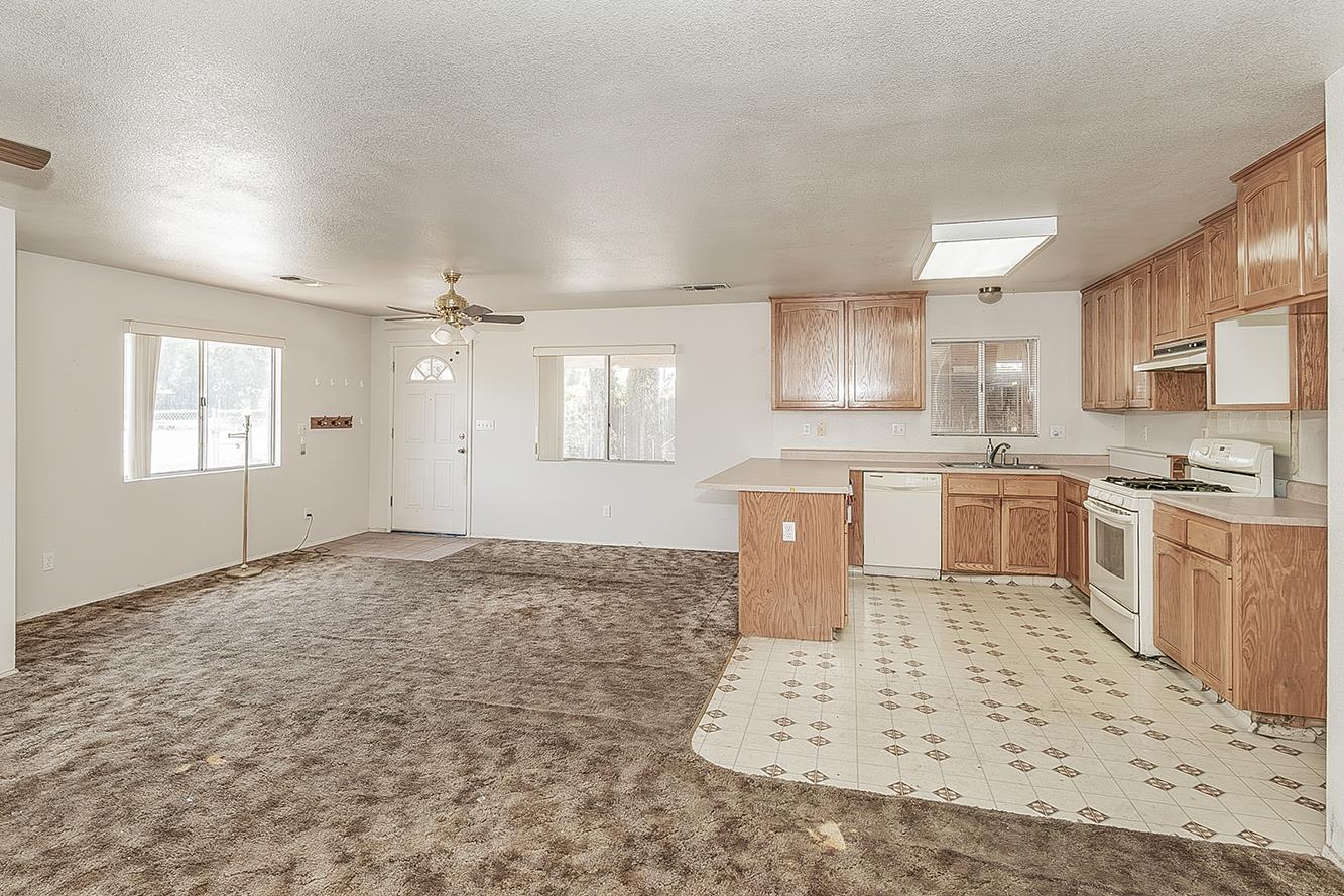 9016 E Dinuba Ave, Selma, CA 93662