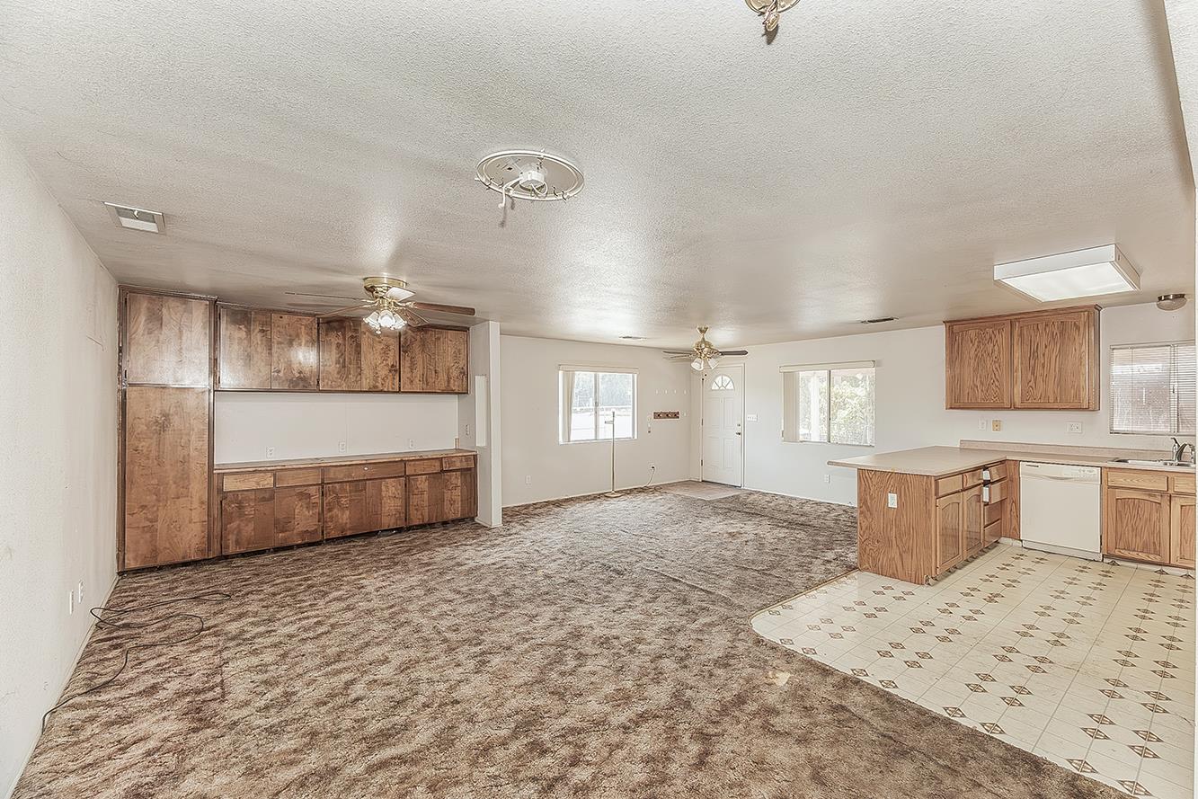 9016 E Dinuba Ave, Selma, CA 93662