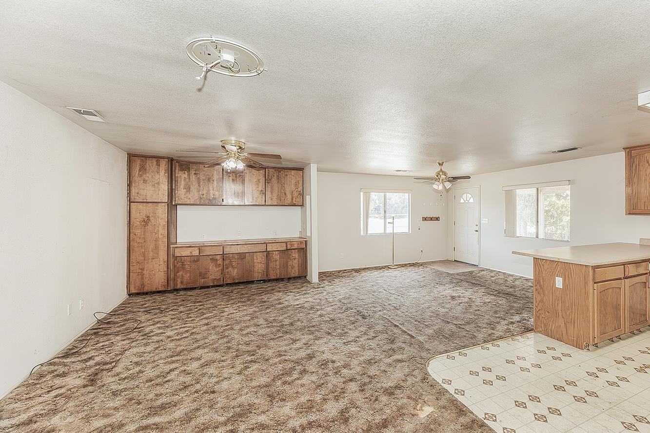 9016 E Dinuba Ave, Selma, CA 93662