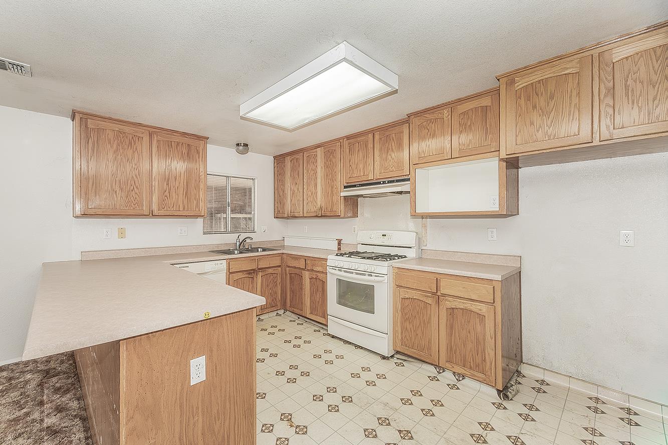 9016 E Dinuba Ave, Selma, CA 93662