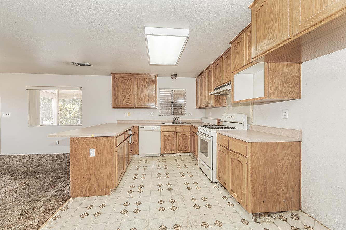 9016 E Dinuba Ave, Selma, CA 93662