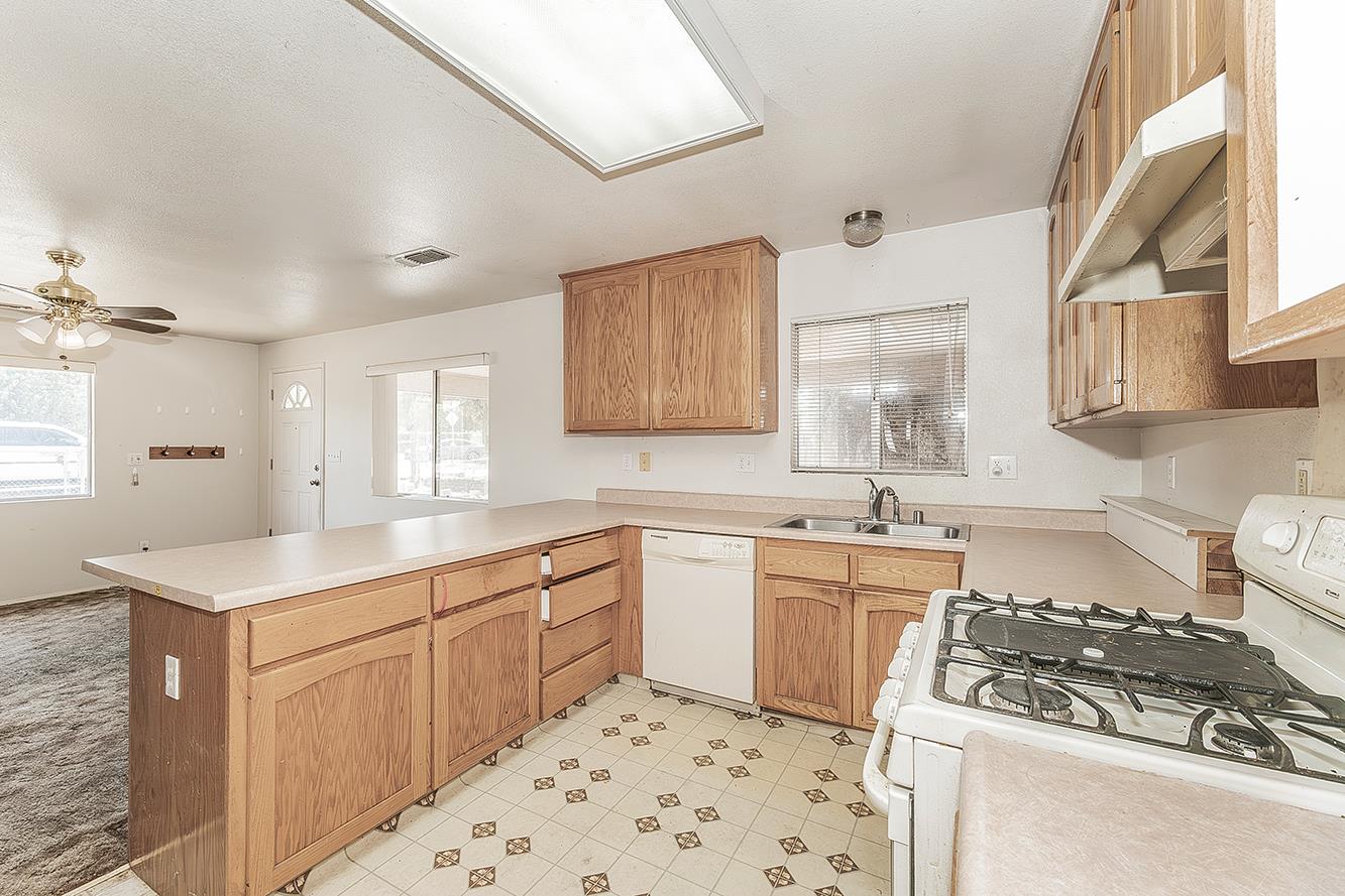 9016 E Dinuba Ave, Selma, CA 93662
