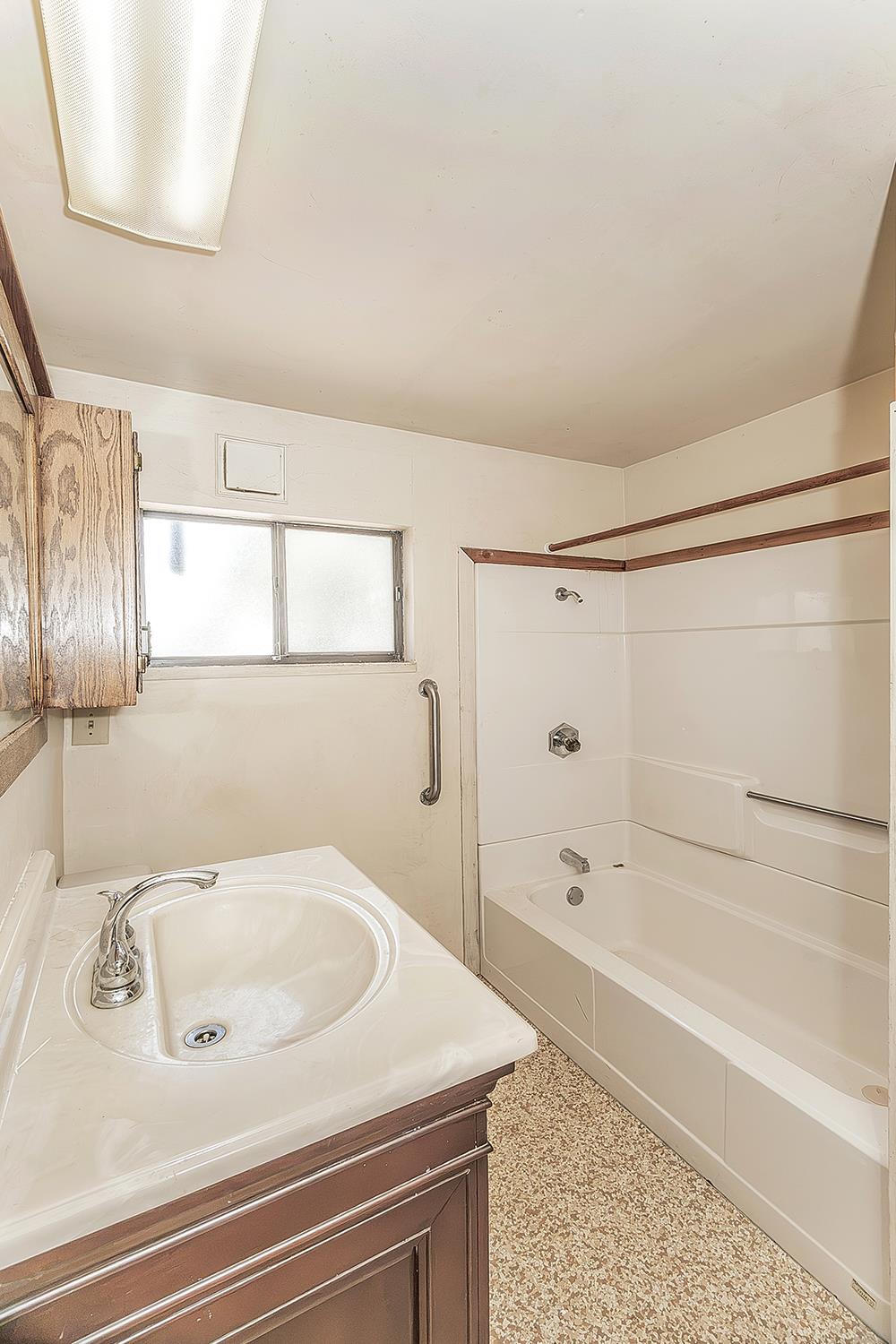 9016 E Dinuba Ave, Selma, CA 93662