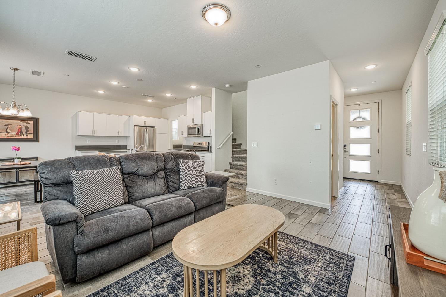 1957 Kelly Ln, Clovis, CA 93611