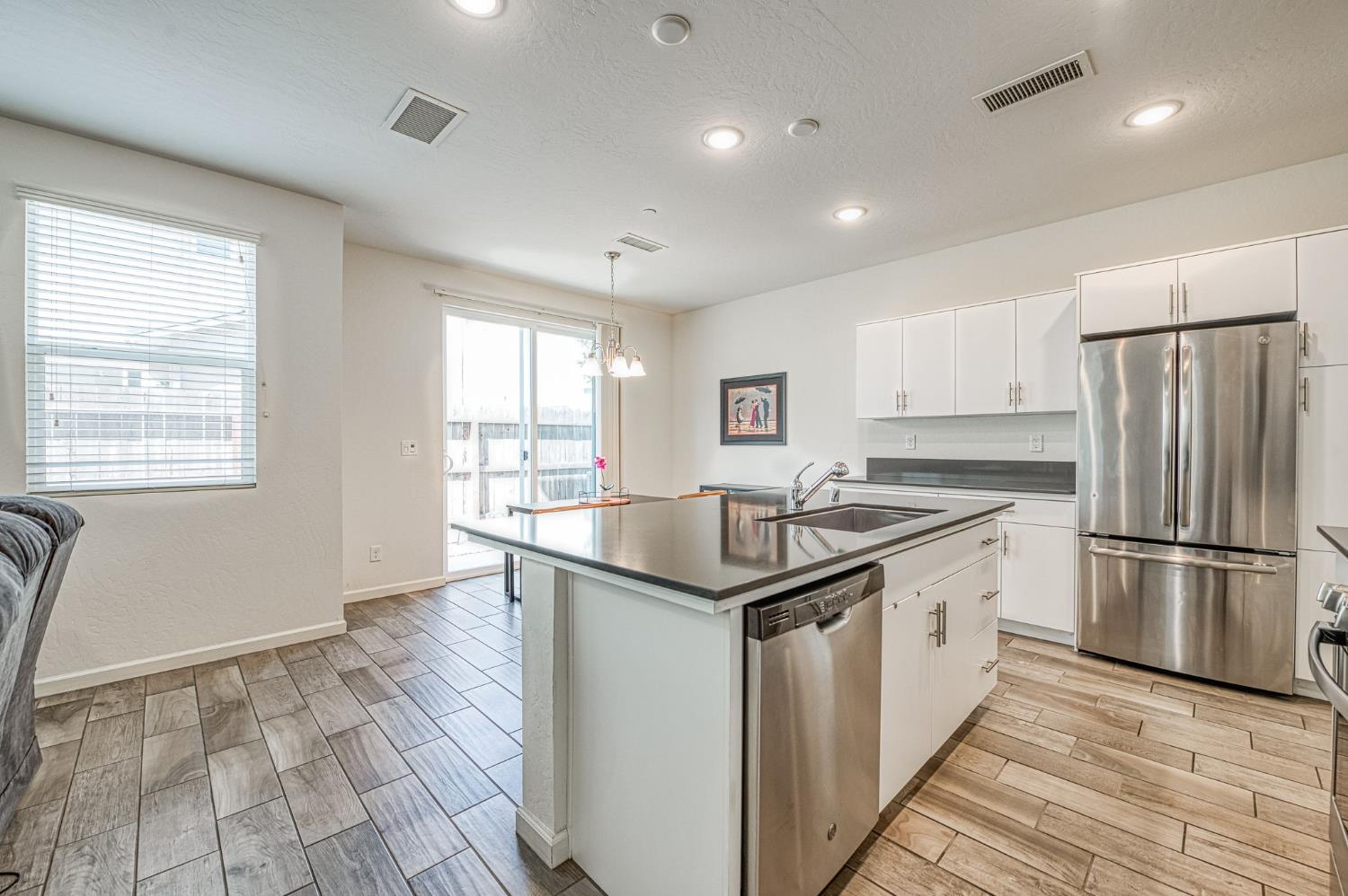 1957 Kelly Ln, Clovis, CA 93611