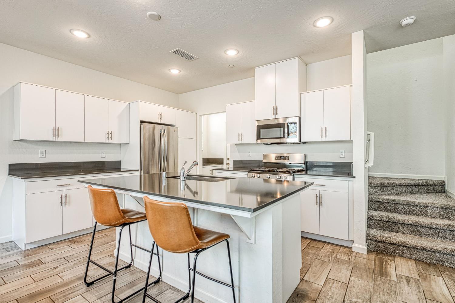 1957 Kelly Ln, Clovis, CA 93611