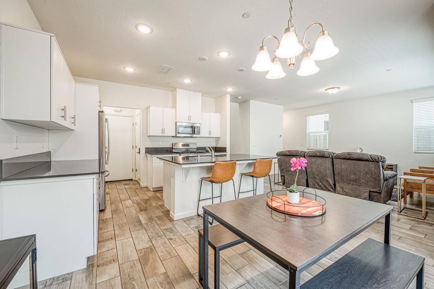 1957 Kelly Ln, Clovis, CA 93611