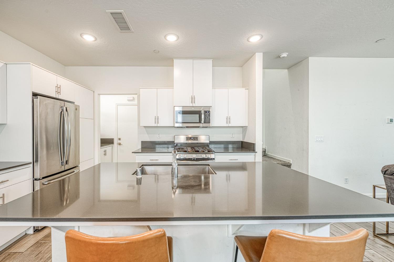 1957 Kelly Ln, Clovis, CA 93611