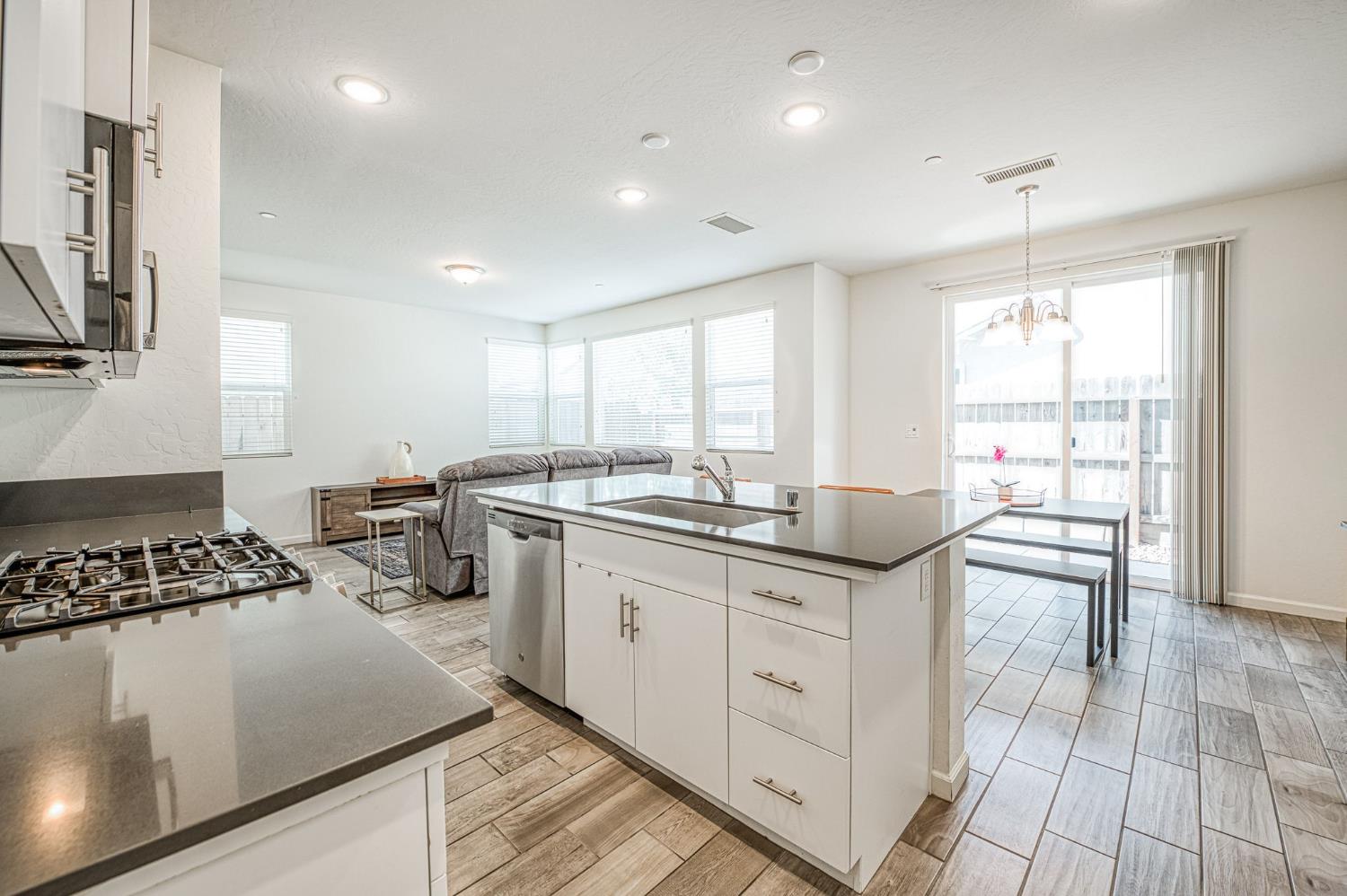 1957 Kelly Ln, Clovis, CA 93611