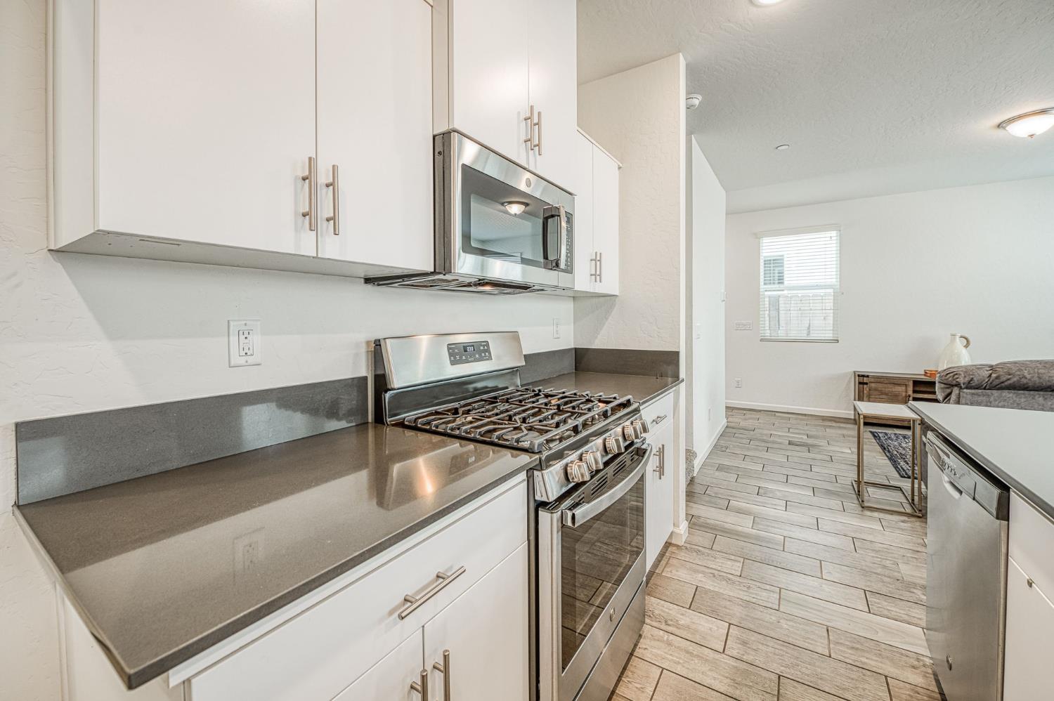 1957 Kelly Ln, Clovis, CA 93611
