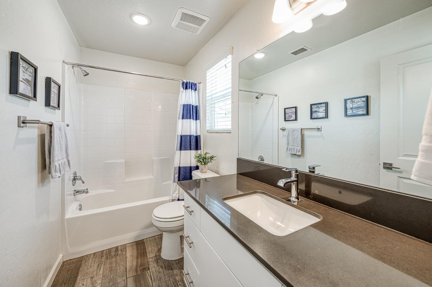1957 Kelly Ln, Clovis, CA 93611
