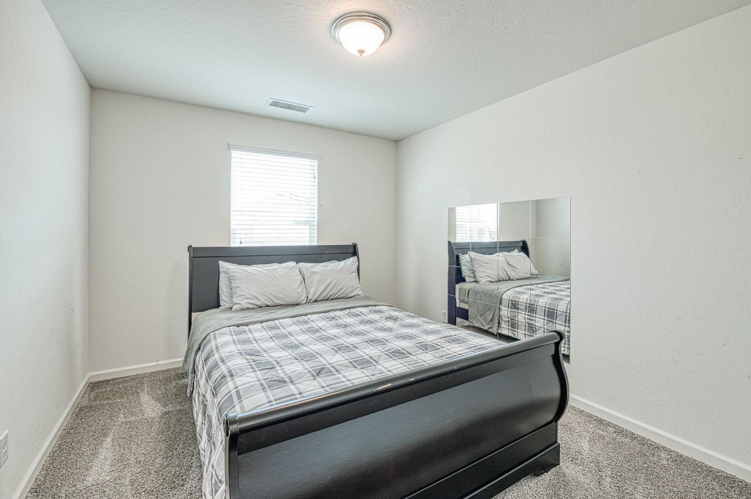 1957 Kelly Ln, Clovis, CA 93611