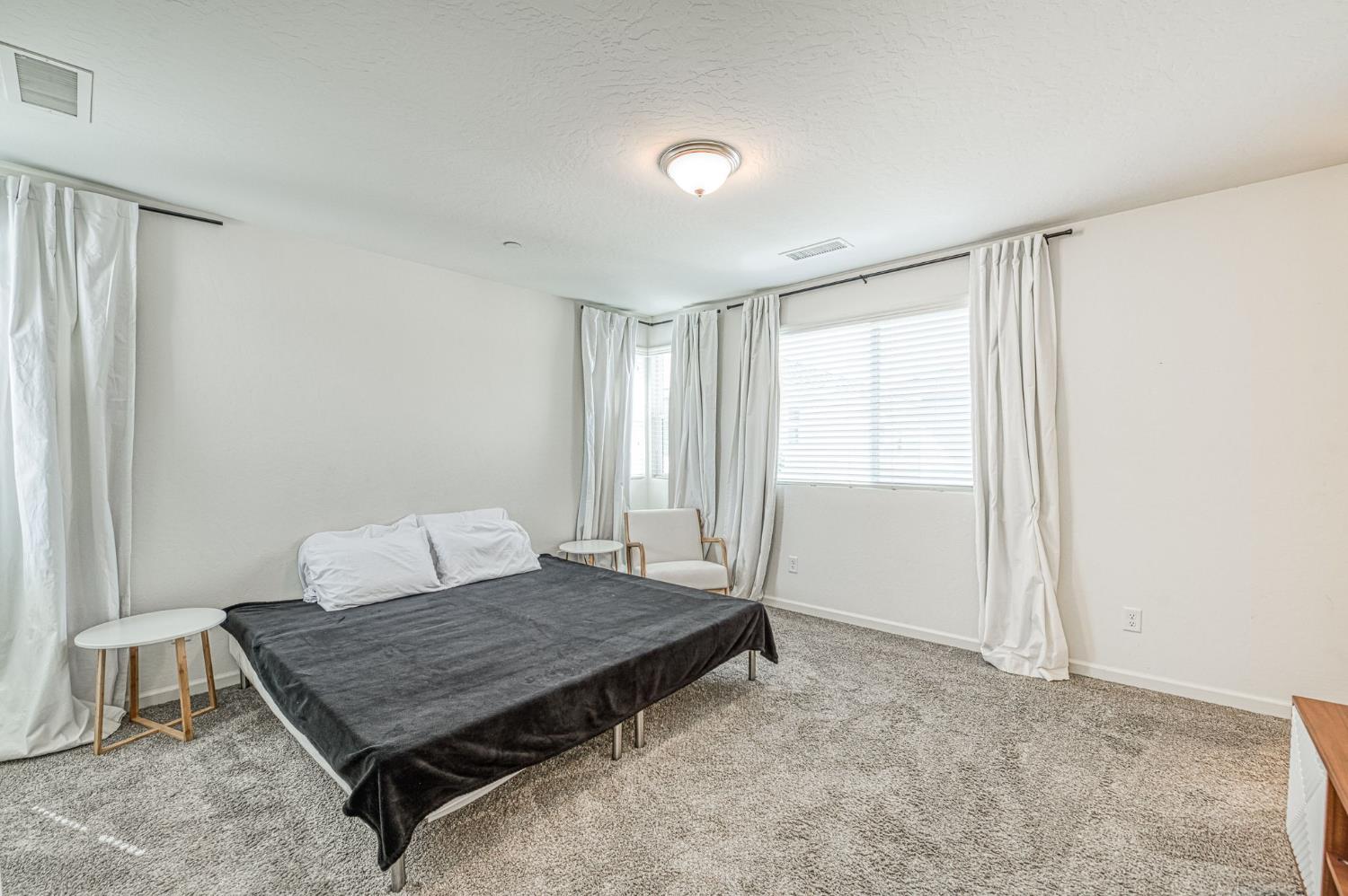 1957 Kelly Ln, Clovis, CA 93611