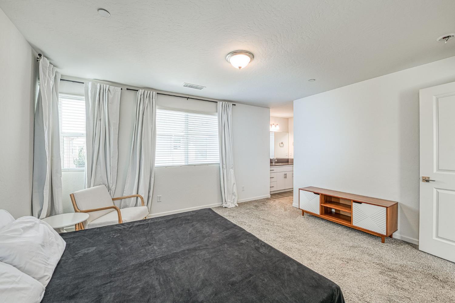 1957 Kelly Ln, Clovis, CA 93611