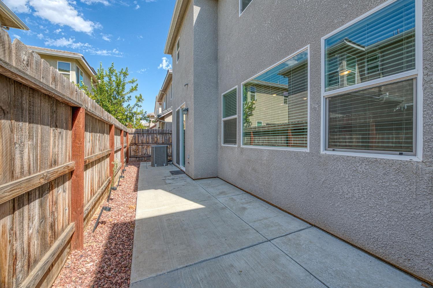 1957 Kelly Ln, Clovis, CA 93611