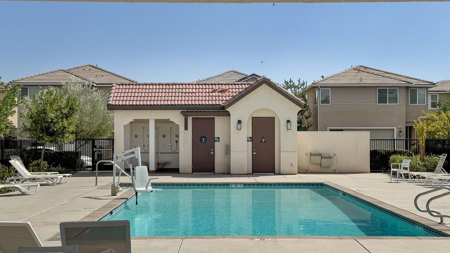 1957 Kelly Ln, Clovis, CA 93611