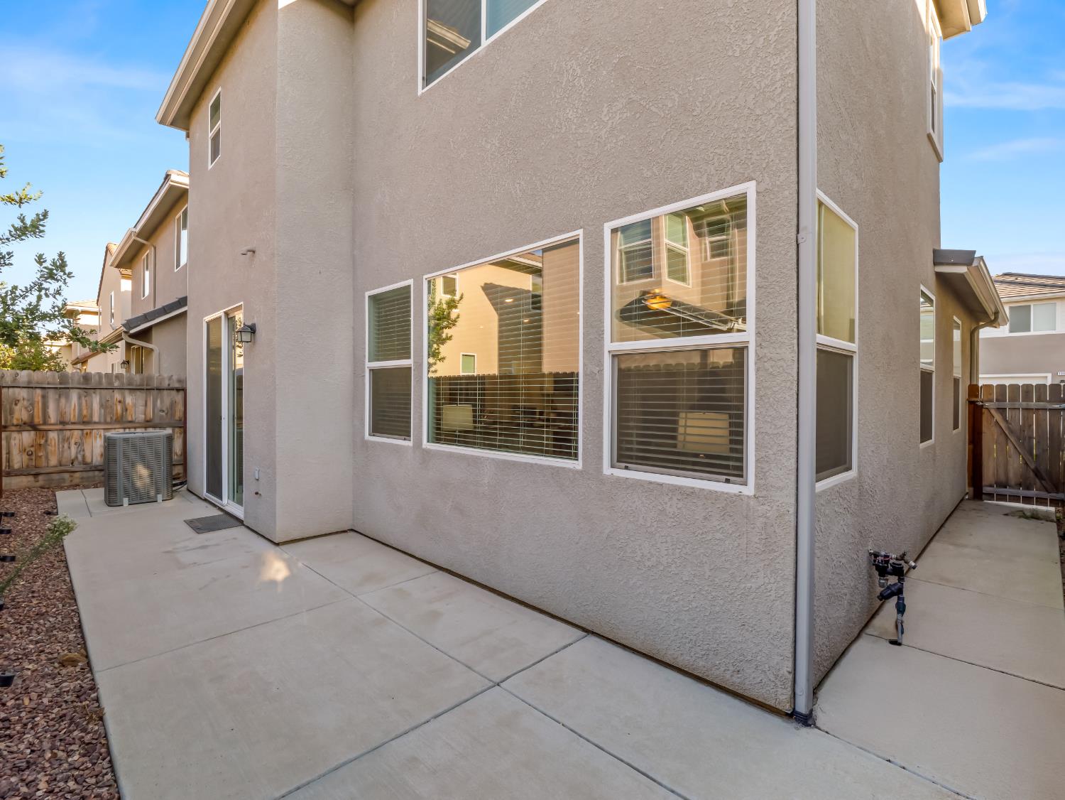 1957 Kelly Ln, Clovis, CA 93611
