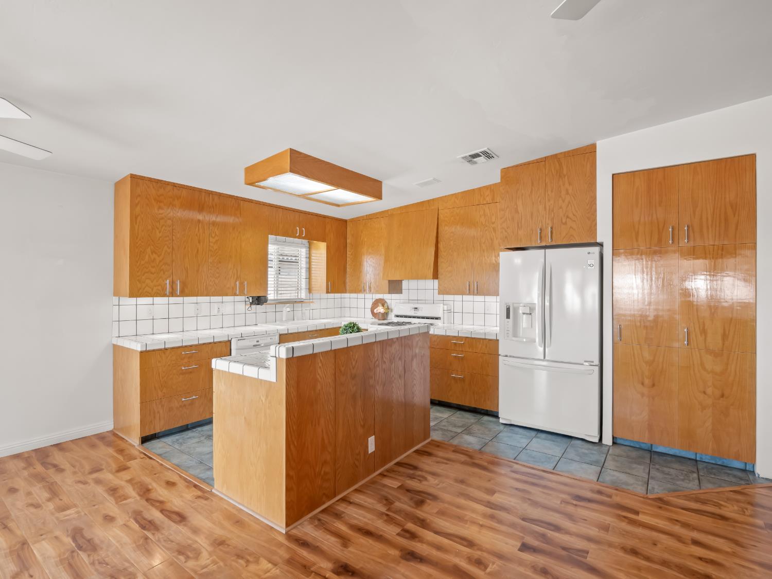 333 Terrace Hill Ave, Bakersfield, CA 93308