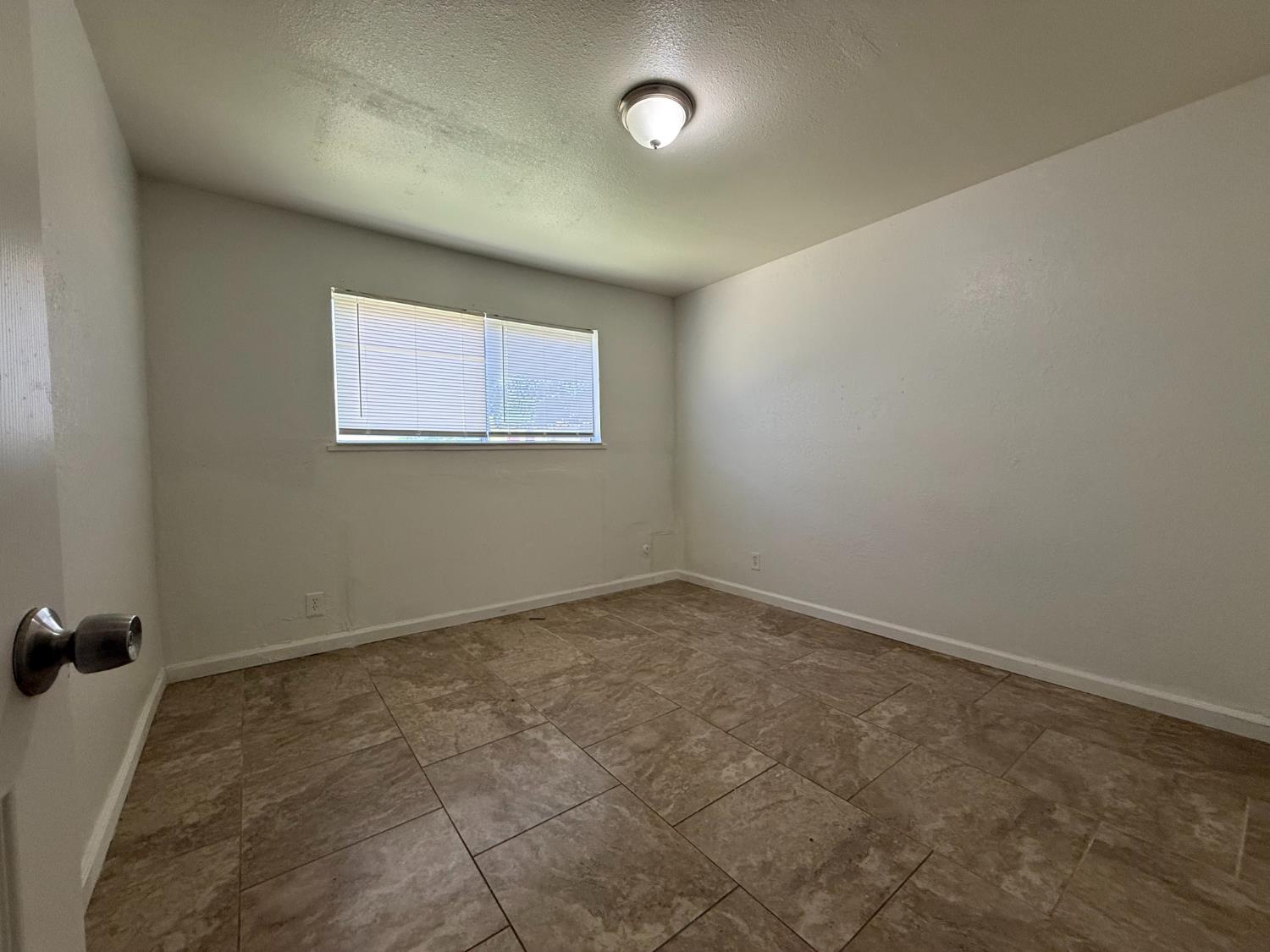 475 N Manila Ave, Fresno, CA 93727