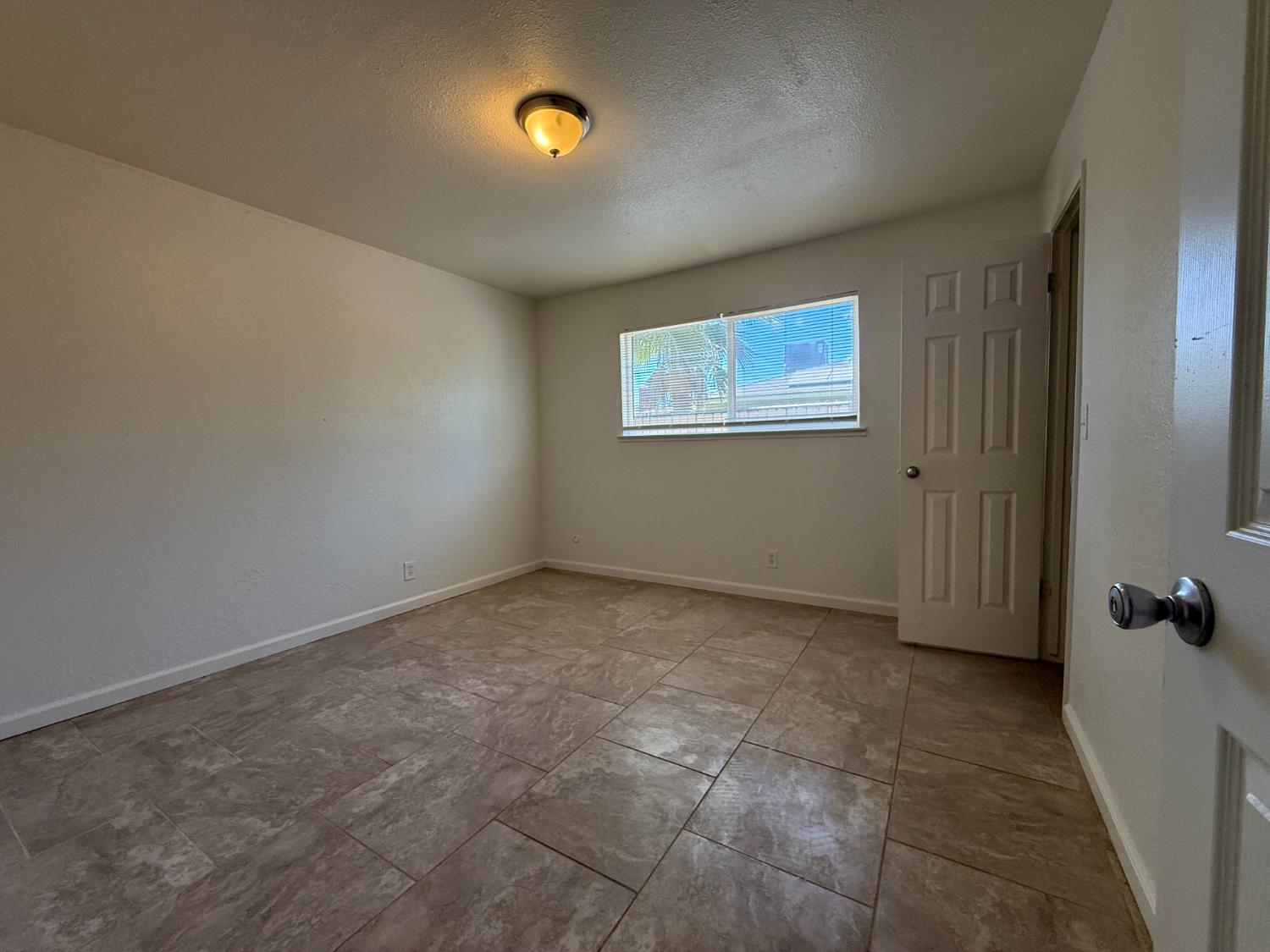 475 N Manila Ave, Fresno, CA 93727
