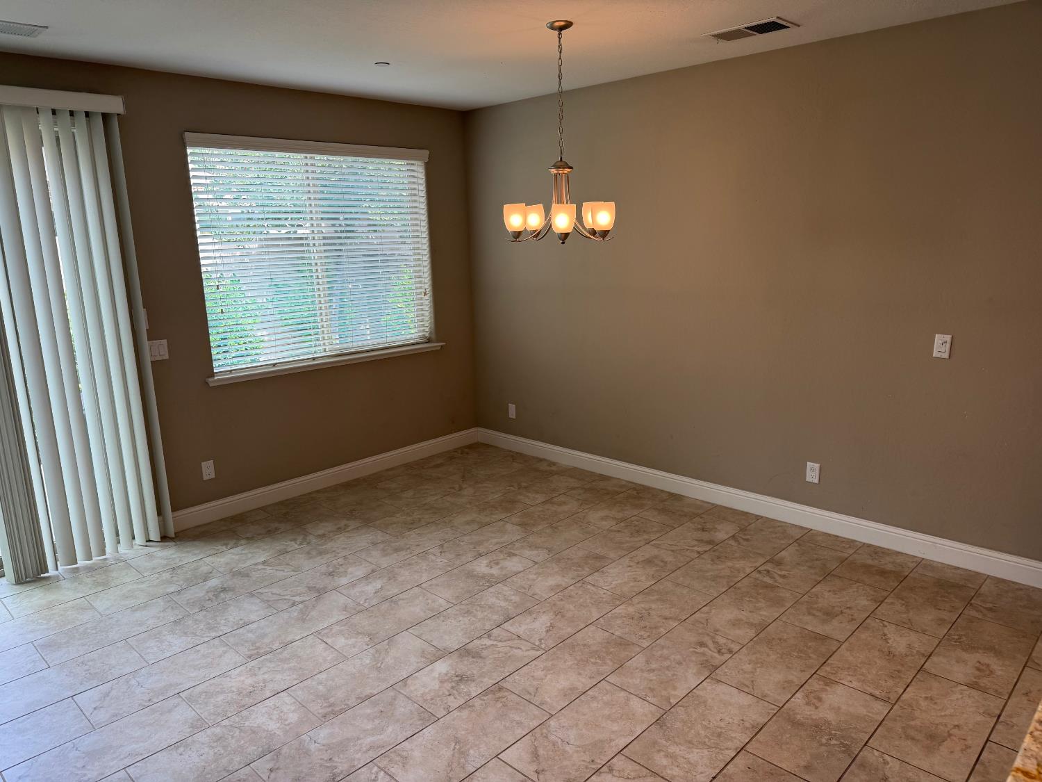 1820 E Bella Senterio Ave, Fresno, CA 93730