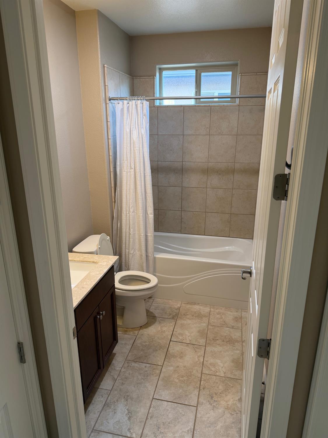 1820 E Bella Senterio Ave, Fresno, CA 93730