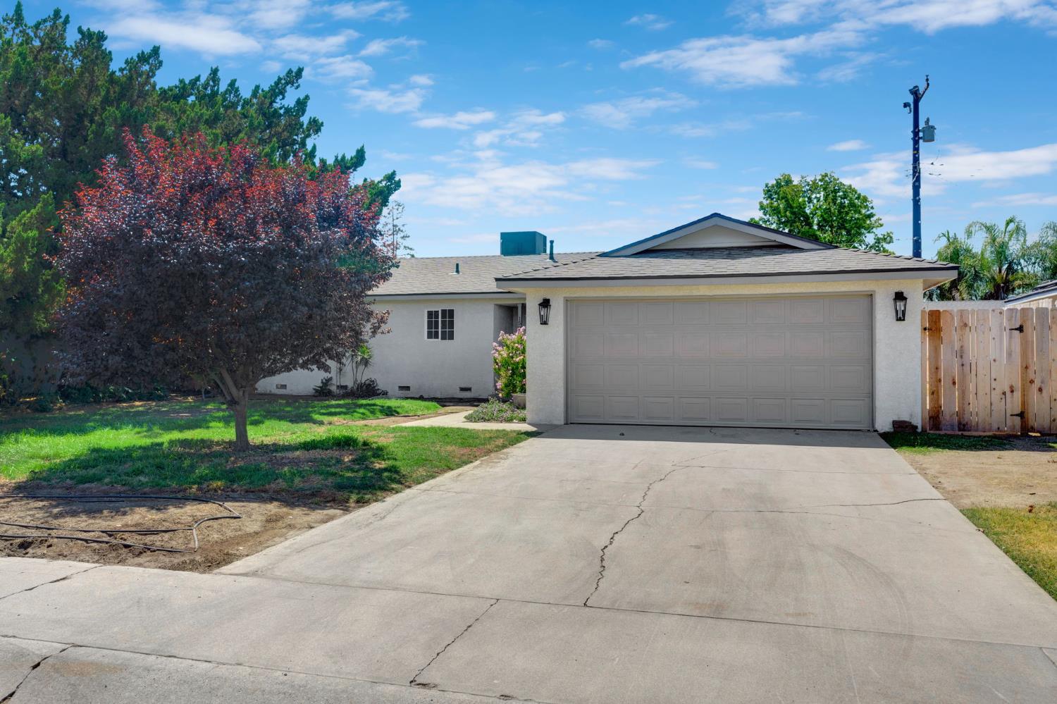 1529 S Michael Court, Visalia, CA 93292