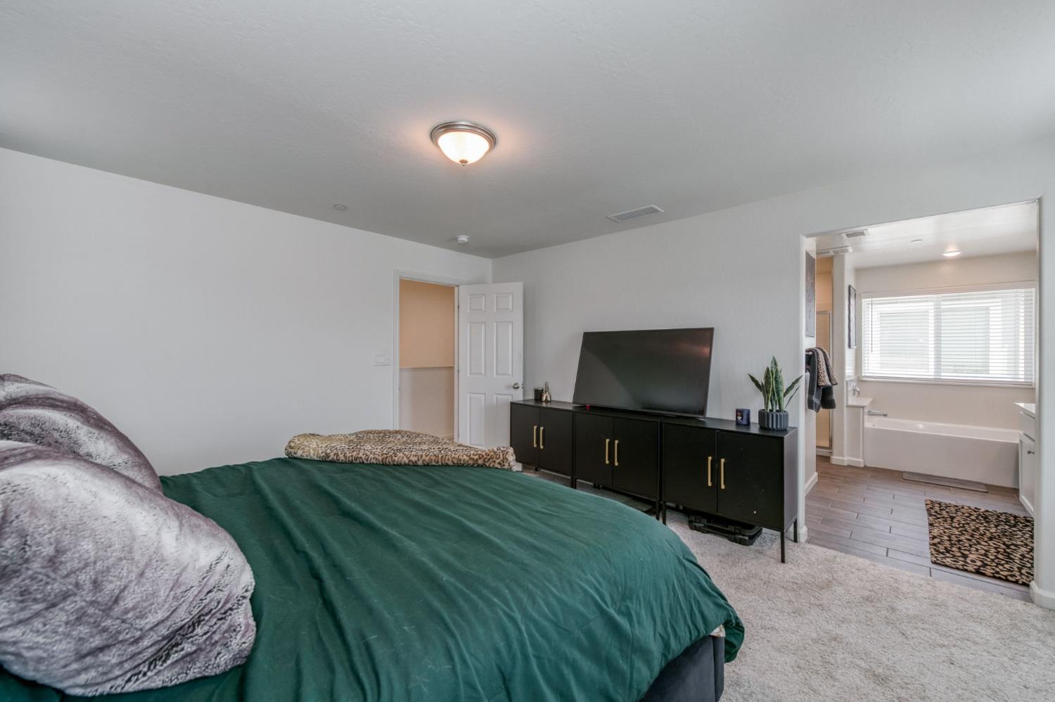 2329 N Raleigh Dr, Fresno, CA 93727