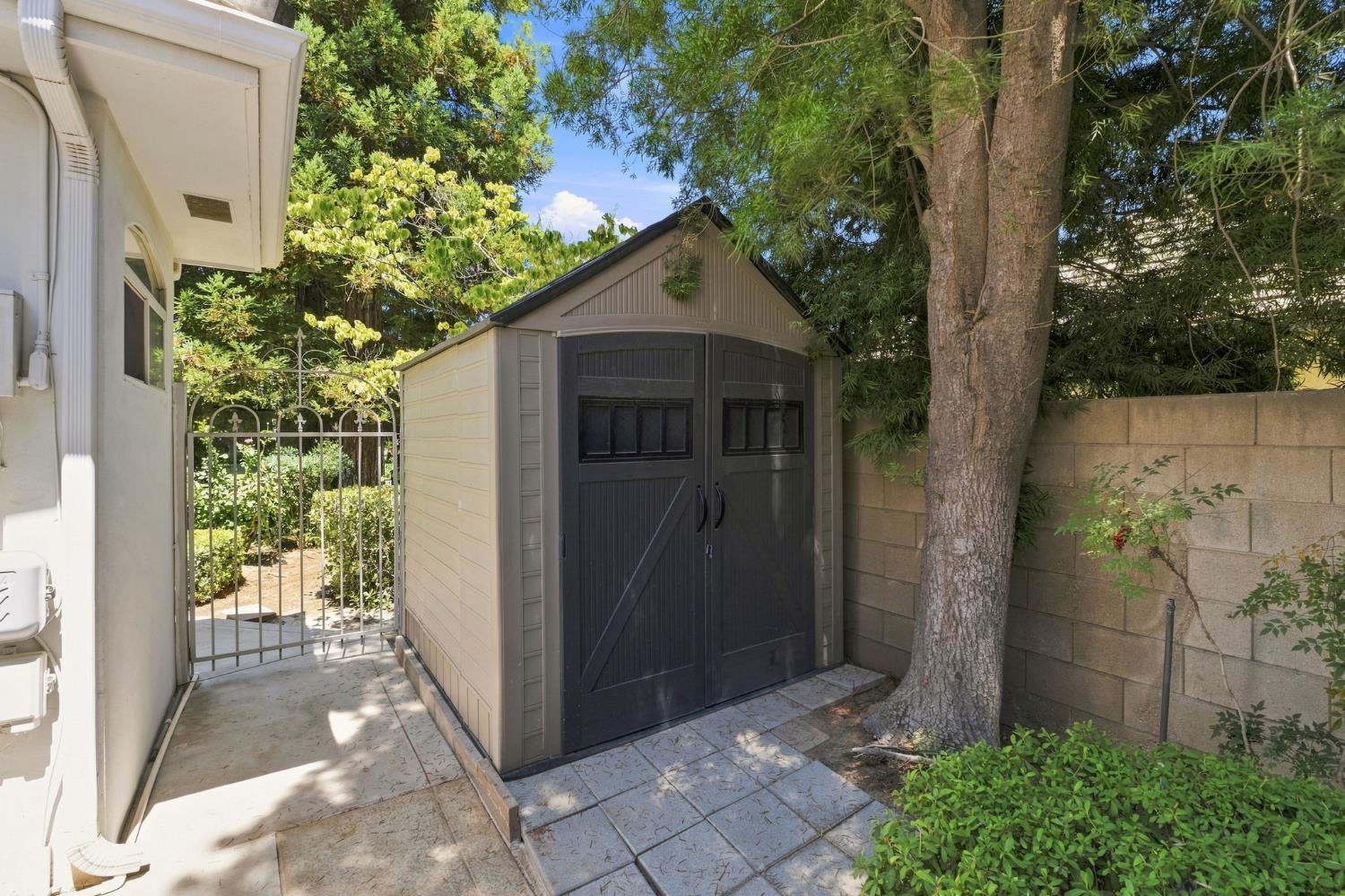 2595 W Beechwood Ave, Fresno, CA 93711