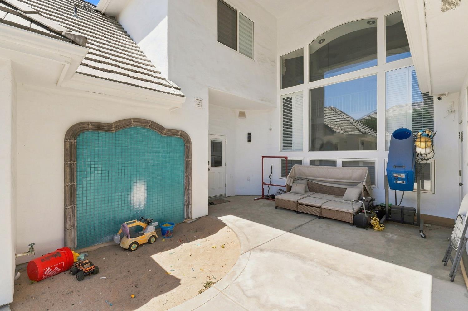 2595 W Beechwood Ave, Fresno, CA 93711