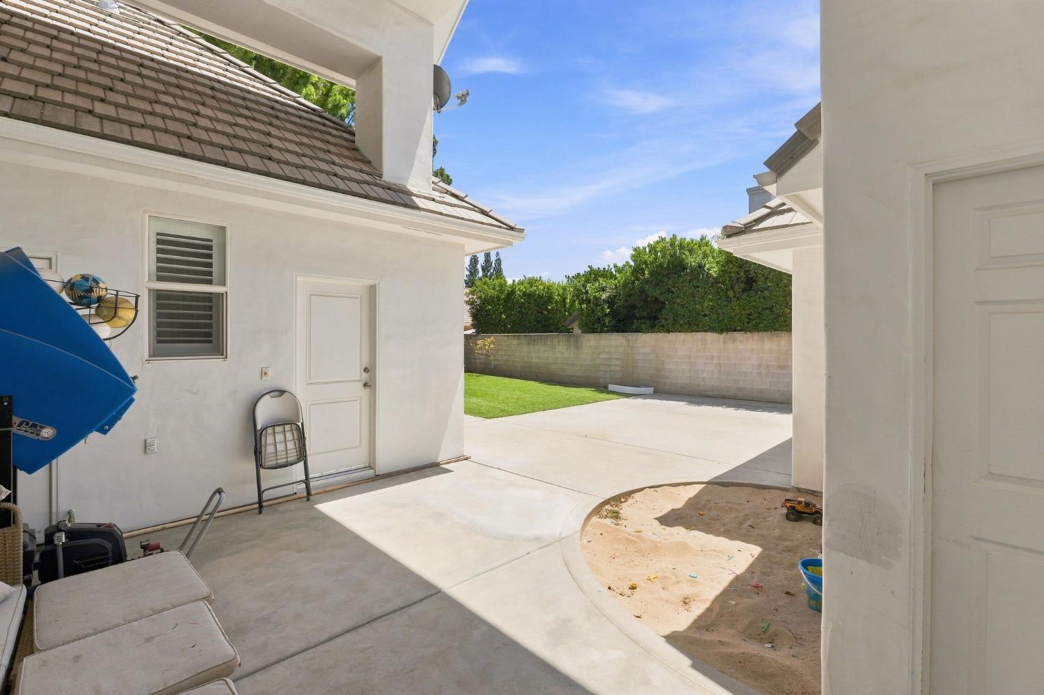 2595 W Beechwood Ave, Fresno, CA 93711