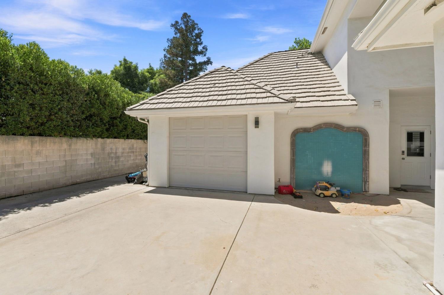 2595 W Beechwood Ave, Fresno, CA 93711